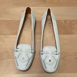Tod’s LIKE NEW white leather and chrome driving loafers made in Italy, size 8